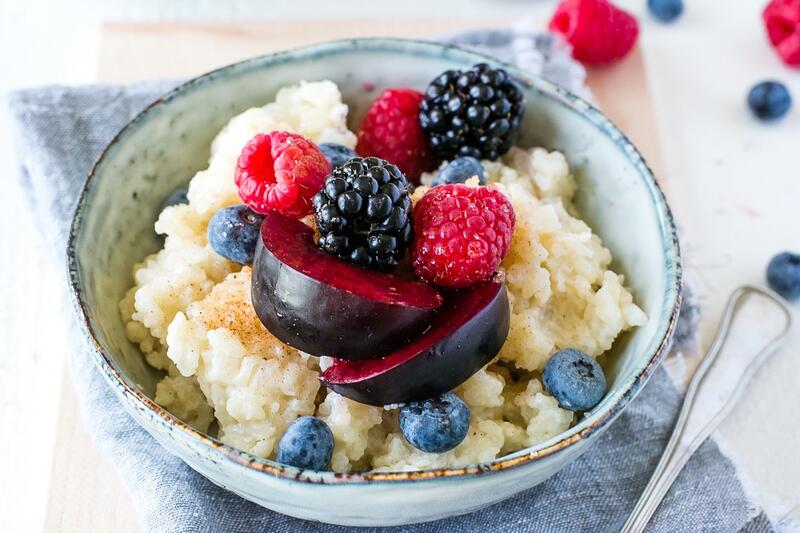 Eine Schale mit Milchreis und Früchten