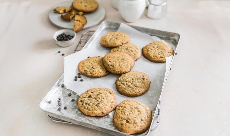 Chocolate Chip Cookies auf einem Blech