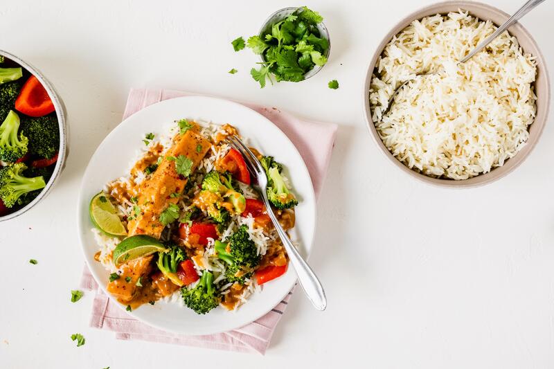 Ein Teller mit Gemüse, Lachs und Reis, von oben fotografiert