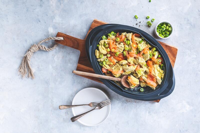 Varoma® des Thermomix® von oben fotografiert, darin Rührei mit Gemüse