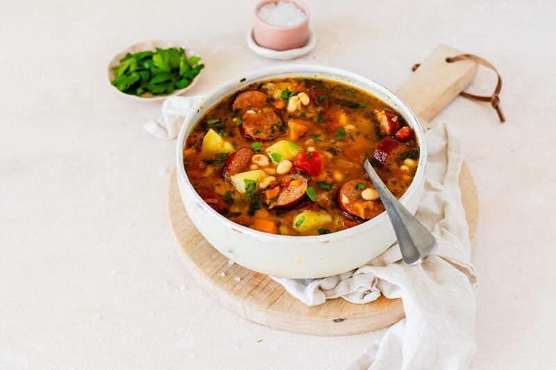Schale mit Suppe, darin Würstchen, Gemüse und Kartoffeln