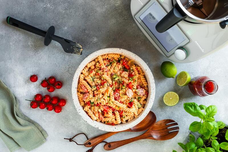 Curry-Nudelsalat in einer Schüssel von oben fotografiert
