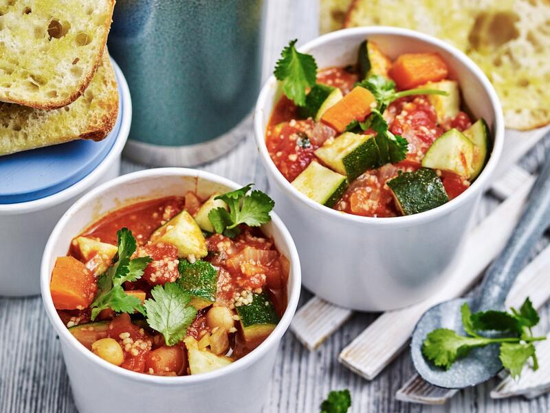 Zwei Tassen mit bunter Gemüsesuppe