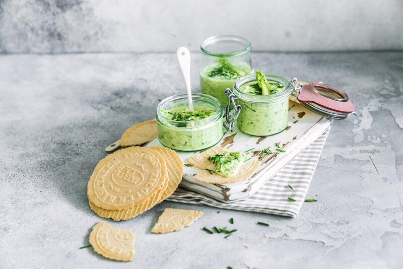 Kleine Gläser mit grünem Aufstrich