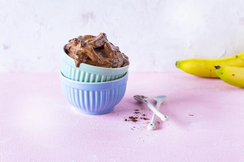 Eine hellblaue Schale mit Schokoladeneis, bzw. Nicecream