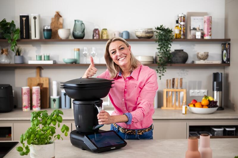 Blonde Frau mit einem Thermomix® TM7