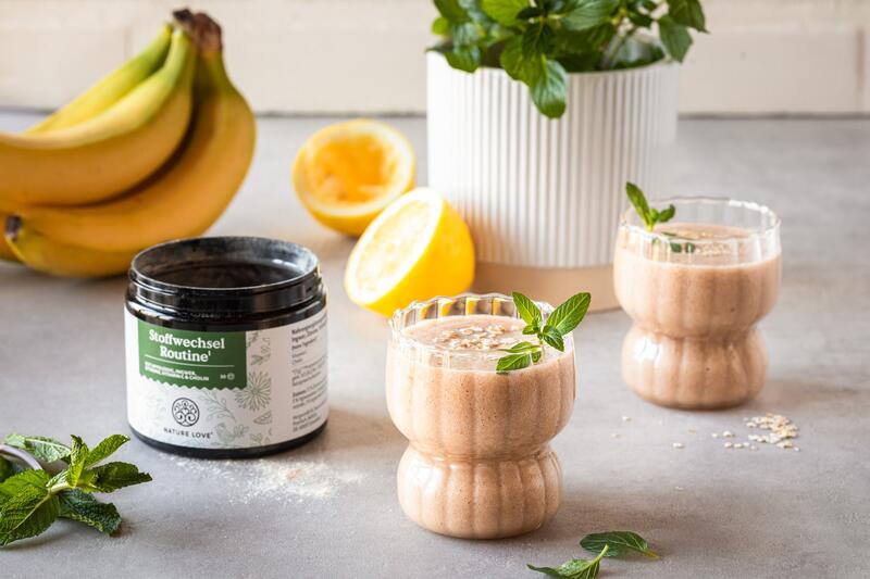 Zwei Shakes in Gläsern und daneben Stoffwechsel Routine von Nature Love