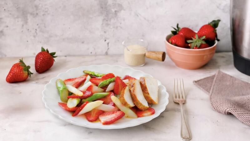 Erdbeer-Spargelsalat auf weißem Teller