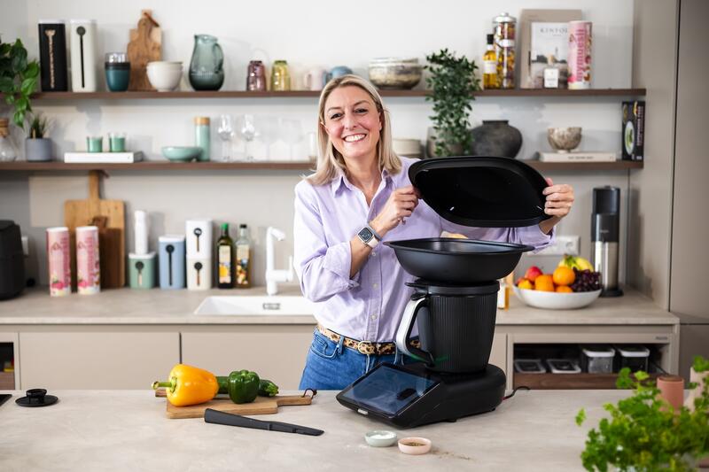 Frau mit dem Thermomix® TM7 in einer Küche