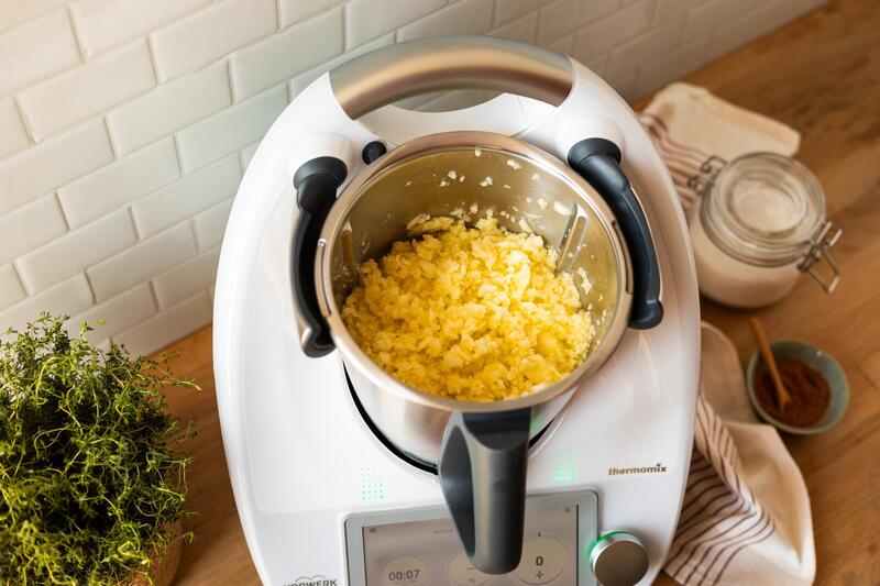 Zerkleinerte Äpfel im Mixtopf des Thermomix®