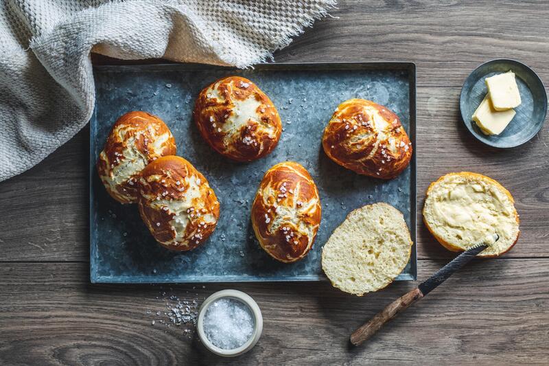 Laugenbrötchen auf einem Brett
