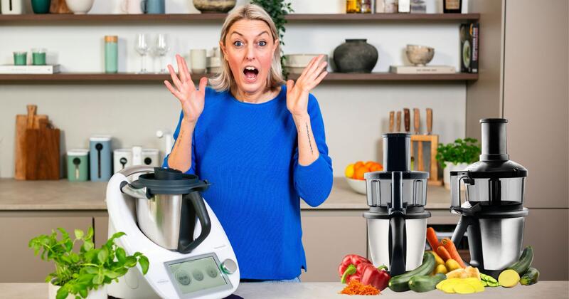 Blonde Frau in einer Küche, Thermomix®, Mixtöpfe, Aufsätze