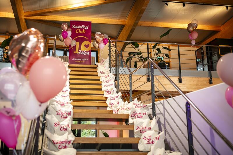 Treppe mit Goodie Bags und Luftballons, 10 Jahre ZauberTopf