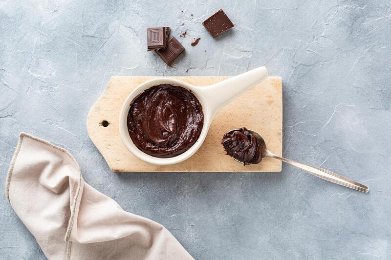 Ganache in einer Schale von oben fotografiert