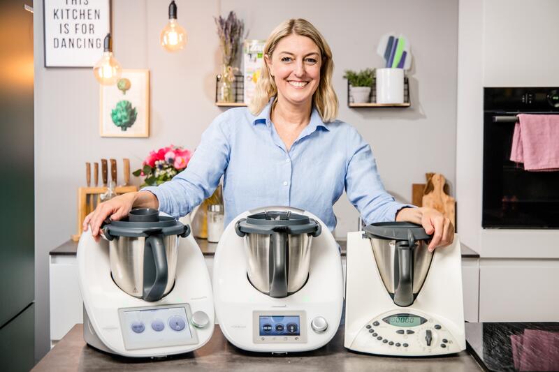 Blonde Frau mit 3 unterschiedlichen Thermomix® in Küche