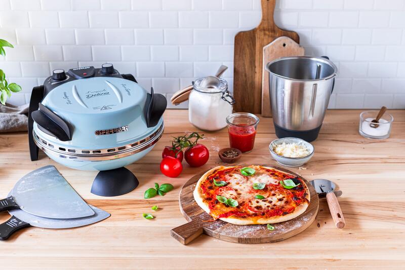 G3Ferrari Pizzaofen mit Pizza, Zubehör und Mixtopf auf einer Arbeitsfläche