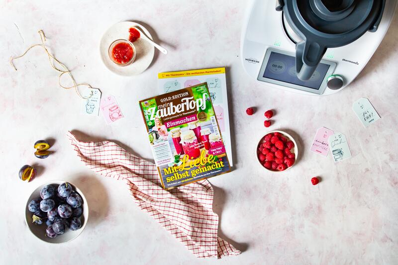 Die neue Gold-Edition zum Thema Einmachen liegt liegt inmitten von Beeren und schönen Geschenkanhängern neben dem Thermomix®