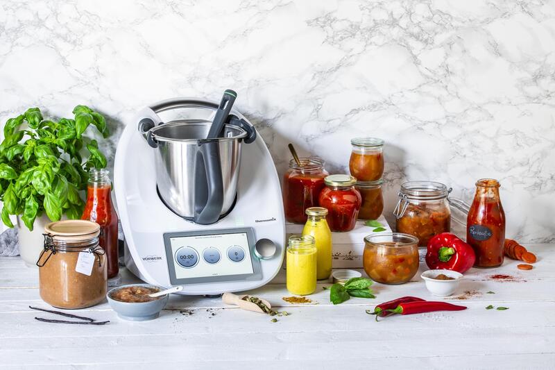 Vorräte in Gläsern und Flaschen neben dem Thermomix®