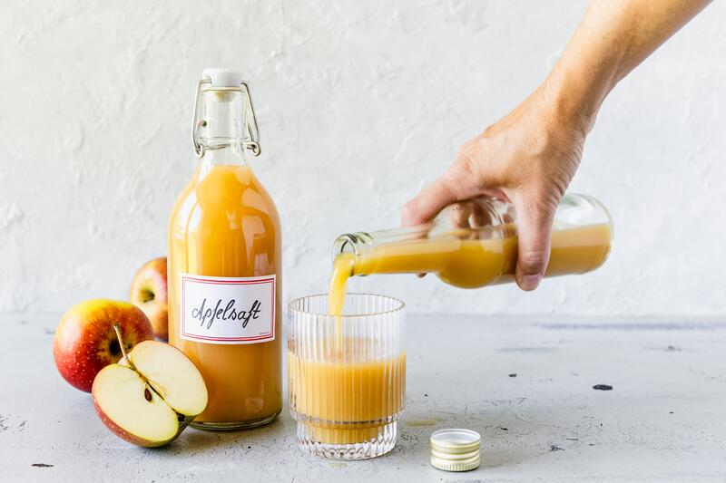 Selbst gemachter Apfelsaft – so bleibt er lange haltbar! | mein ...