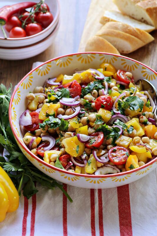 Bunter Kichererbsensalat in großer Schüssel