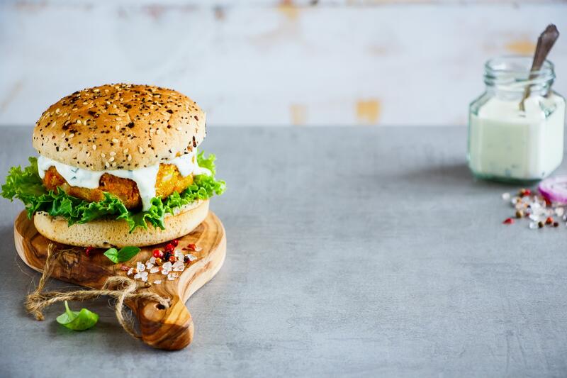 Vegetarischer Burger mit Karotten-Patty und Joghurtsoße