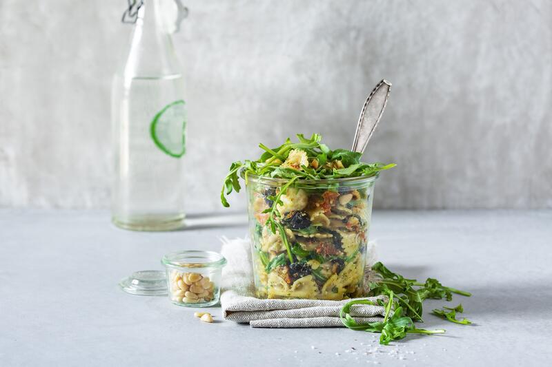 Italienischer Nudelsalat im Glas