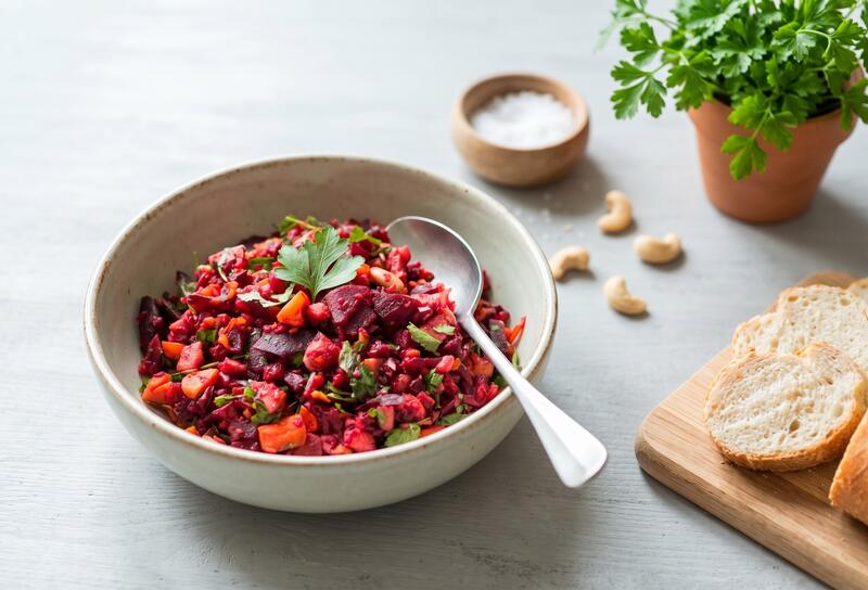 Eine graue Schale mit Rote-Bete-Salat