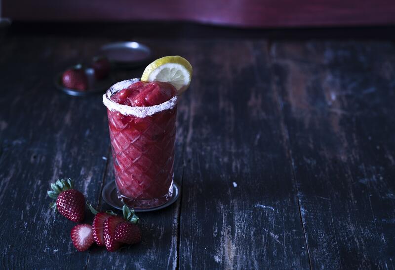 Hohes Glas mit Frozen Daiquiri aus dem Thermomix® mit Zuckerrand