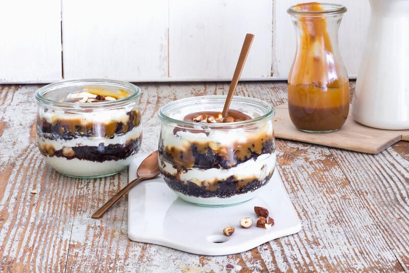 Schichtdessert mit Karamellsoße im Glas