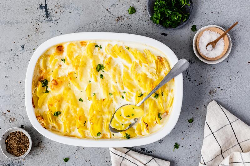 Kartoffelgratin in weißer Auflaufform