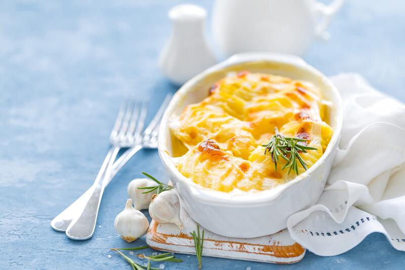 Ratz-fatz-Kartoffelgratin in weißer Auflaufform