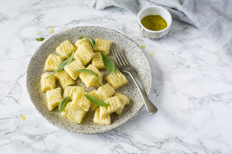 Rohe Gnocchi aus dem Thermomix® auf einem Brett.