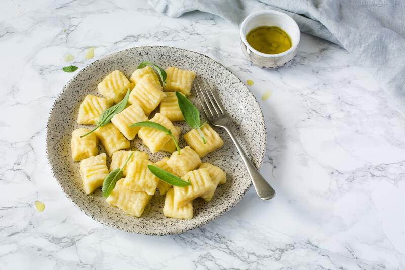Rohe Gnocchi aus dem Thermomix® auf einem Brett.