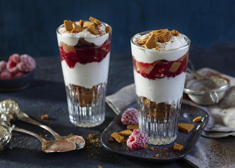 Zwei Gläser mit Schichtdessert mit Spekulatius