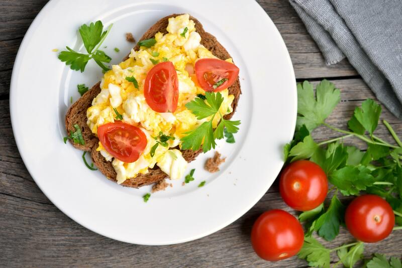Rührei auf Brot mit Tomaten
