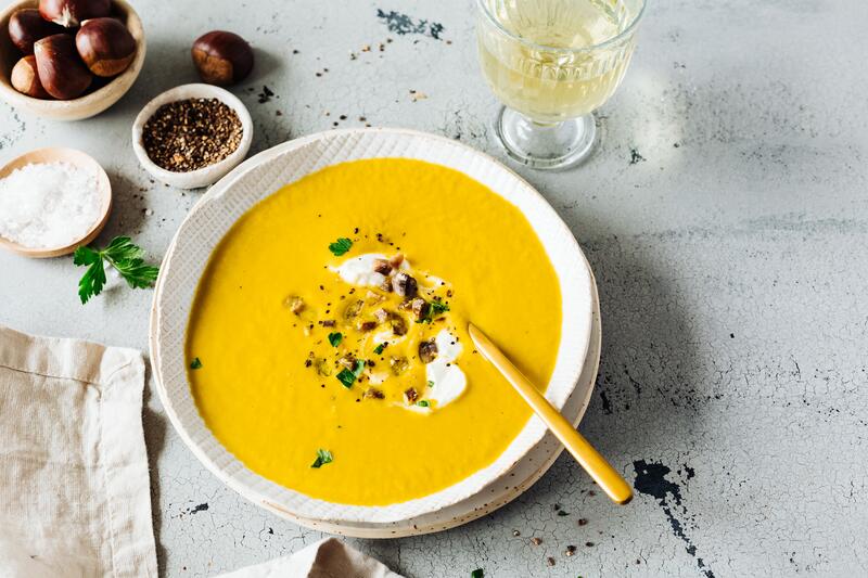 Weißer Teller mit Maronensuppe