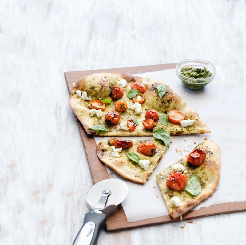 Angeschnittene dünne Pizza mit Pesto aus dem Thermomix® mit Tomaten und Mozzrella