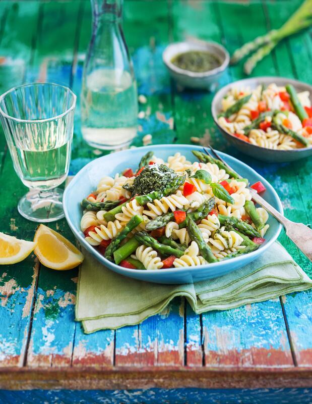 Blauer Teller mit Pastasalat mit grünem Spargel aus dem Thermomix®