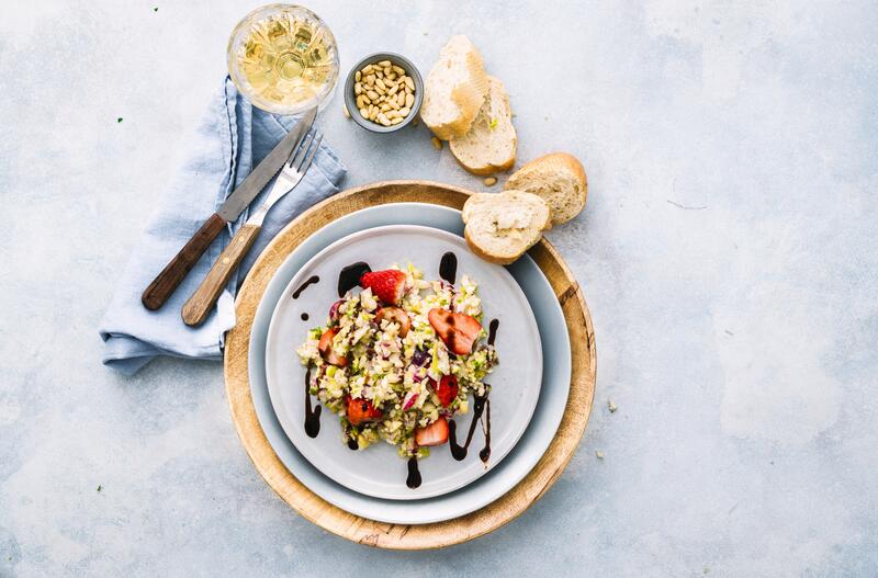 Runder hellgrauer Teller mit buntem Ratz-Fatz-Spargelsalat mit Erdbeeren aus dem Thermomix®