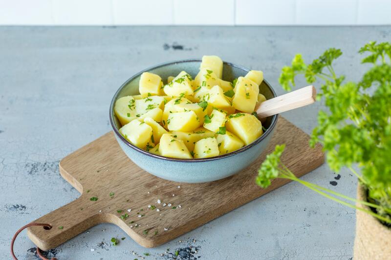 Salzkartoffeln mit Petersilie bestreut in einer hellen Schale