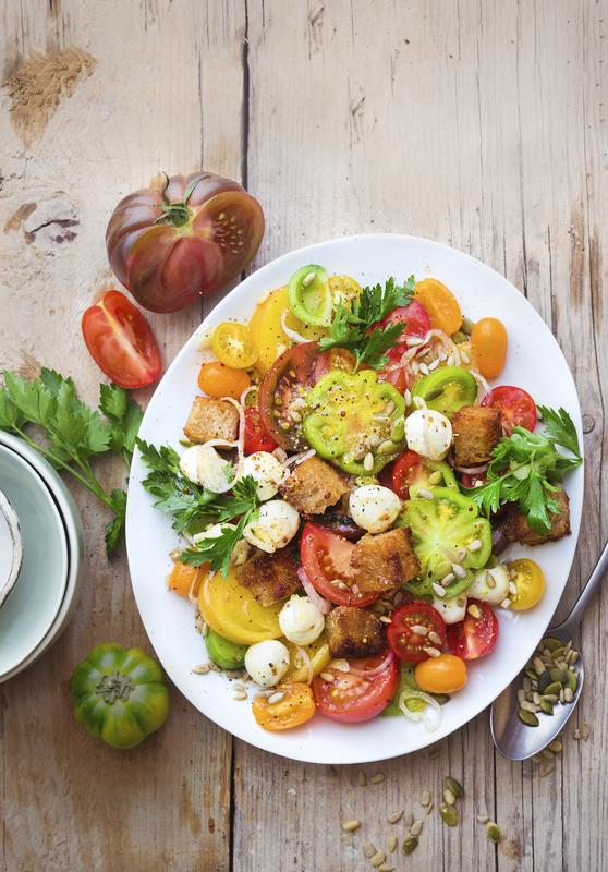 Weißer ovaler Teller mit bunten Tomatensalat aus dem Thermomix®
