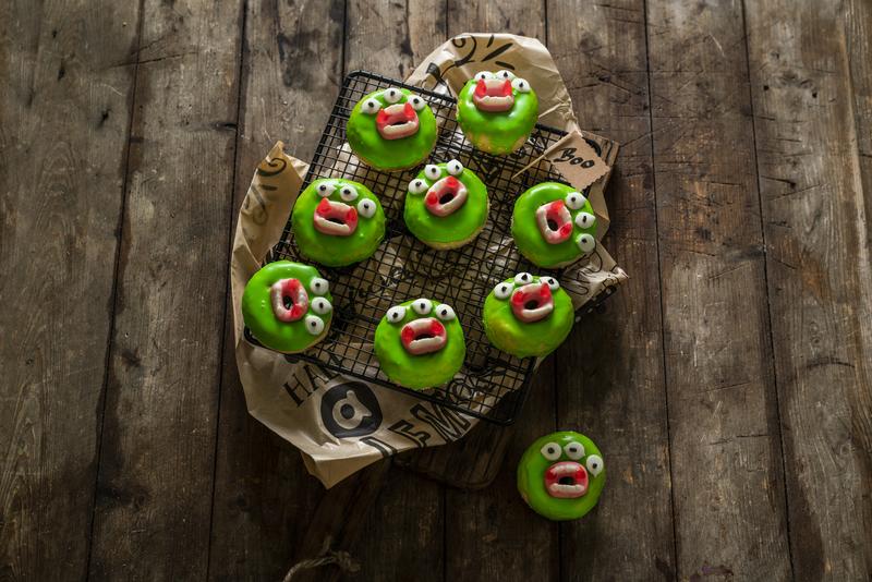 Kleine Monster-Donuts auf schwarzem Gitter