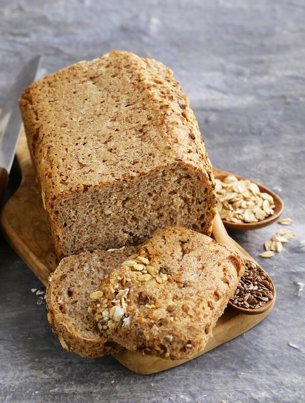 Angeschnittenes Landbrot auf Brett