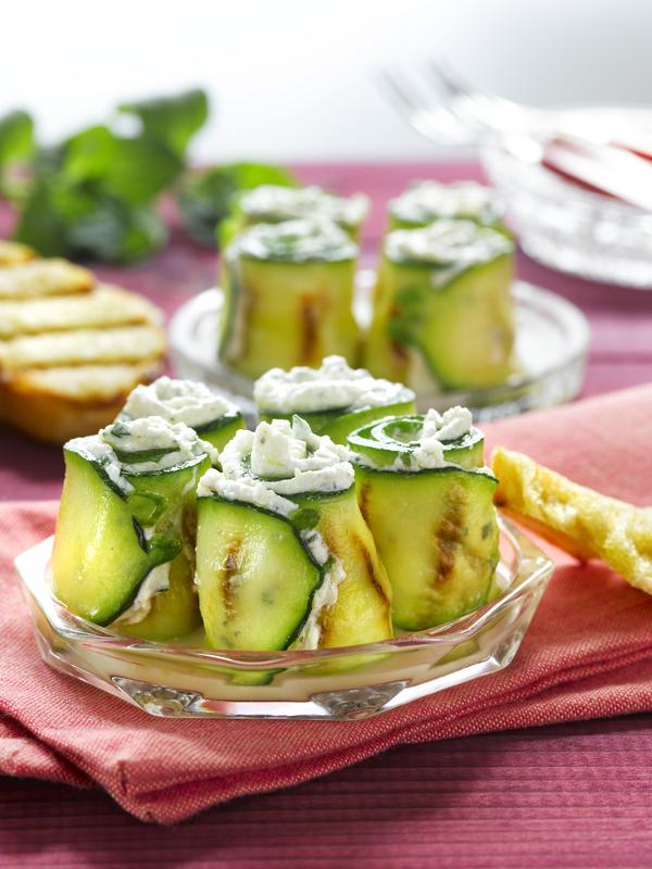 Zucchinirollen mit heller Creme gefüllt