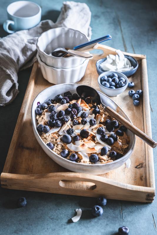 Ovale Auflaufform mit gebackenem Porridge mit Blaubeeren