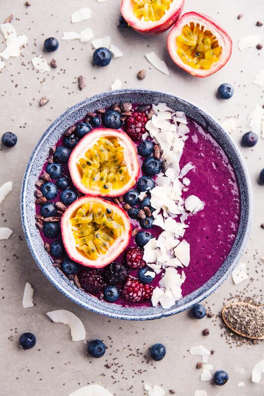 Lila Smoothie-Bowl mit Passionsfrucht