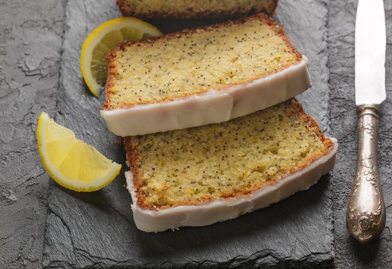 Zwei Stücken Mohnkuchen mit Zitronenglasur
