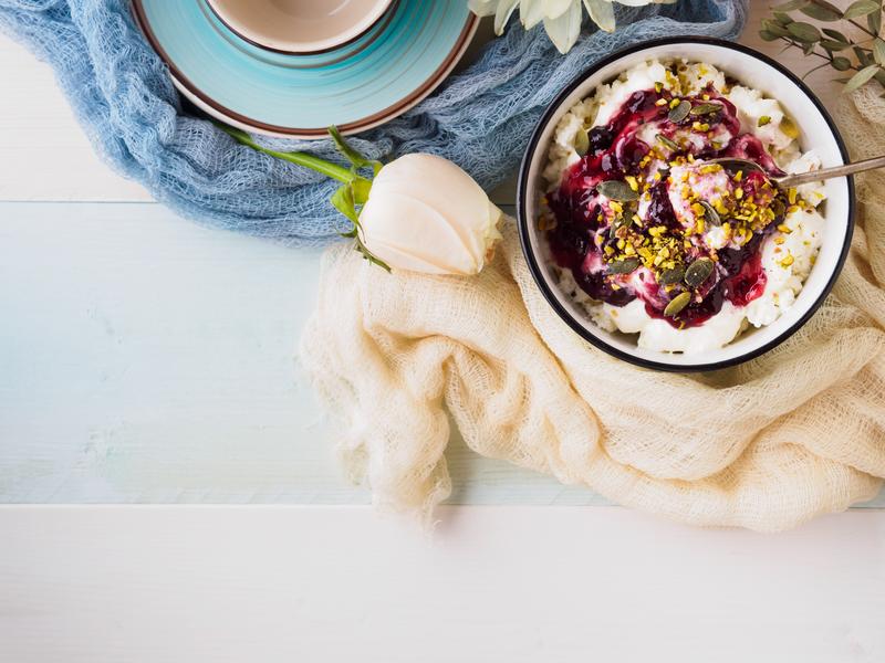Schüssel mit Haferquark, Beeren und Kernen von oben fotografiert
