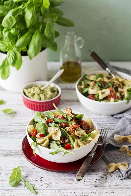 Weiße Schüssel mit Nudelsalat aus dem Thermomix® mit Paprika und getrockneten Tomaten und Olivenpesto