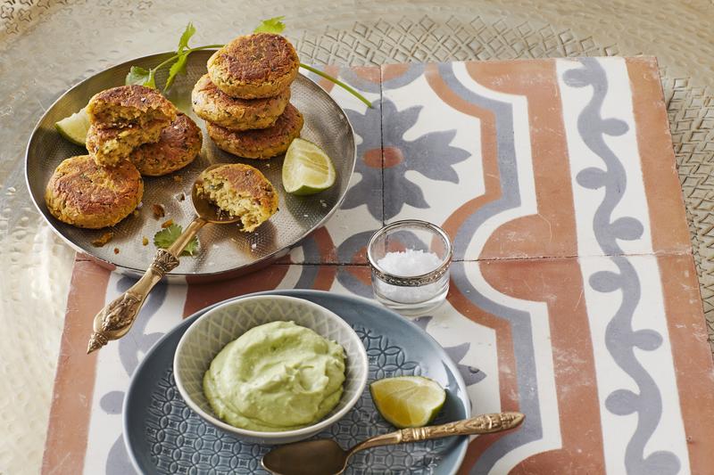 Frische Falafel-Bällchen angerichtet auf einem Teller mit Zitronenvierteln.